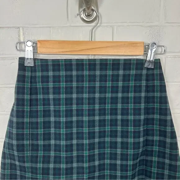 Brandy Melville Green Plaid Mini Skirt - Picture 5 of 10